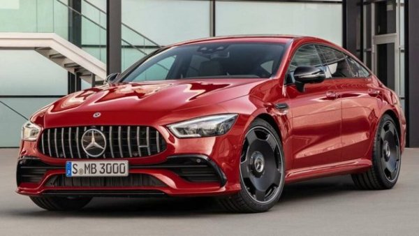 Германската премиум марка е извършила 39 акции за 24 модела. При Mercedes-Benz AMG GT 4 врати (произведени между 16 ноември 2015 г. и 20 април 2022 г.) Уплътнението за специалния щепселен контакт на скоростната кутия, предназначено да предпазва от контакт с влага и пръски вода, е неправилно монтирано. Така водата може да навлезе в контакта на гнездото при шофиране при мокри условия и може да доведе до късо съединение, увеличавайки риска от пожар.